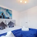 בית נופש Cherry Banks 5 Bedroom And 3 Bathroom House בריסטול