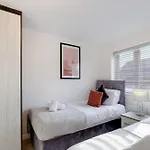 Cherry Banks 5 Bedroom And 3 Bathroom House * בריסטול