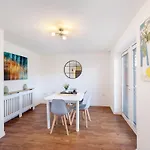 Cherry Banks 5 Bedroom And 3 Bathroom House בריסטול