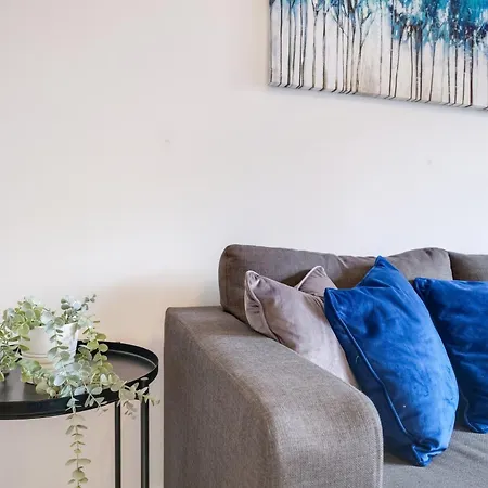 Cherry Banks 5 Bedroom And 3 Bathroom House * Bristol