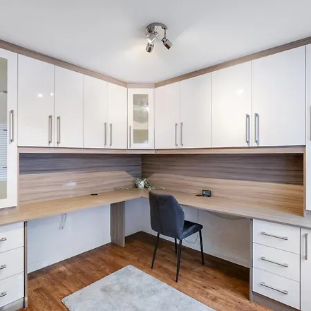 Cherry Banks 5 Bedroom And 3 Bathroom House * Bristol