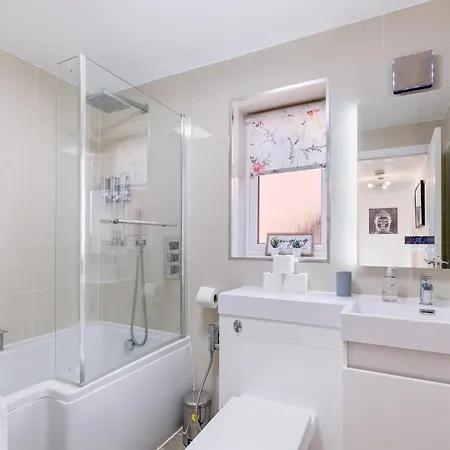 Cherry Banks 5 Bedroom And 3 Bathroom House Bristol