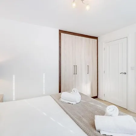 Cherry Banks 5 Bedroom And 3 Bathroom House