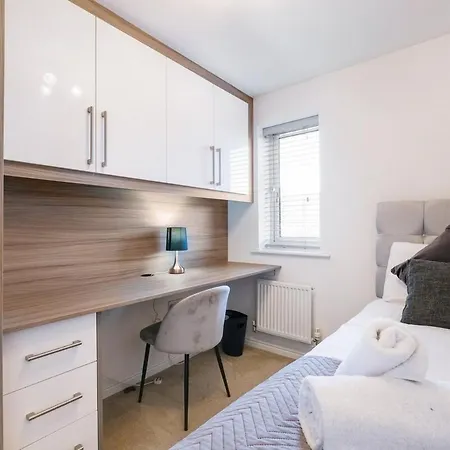 Cherry Banks 5 Bedroom And 3 Bathroom House * Bristol