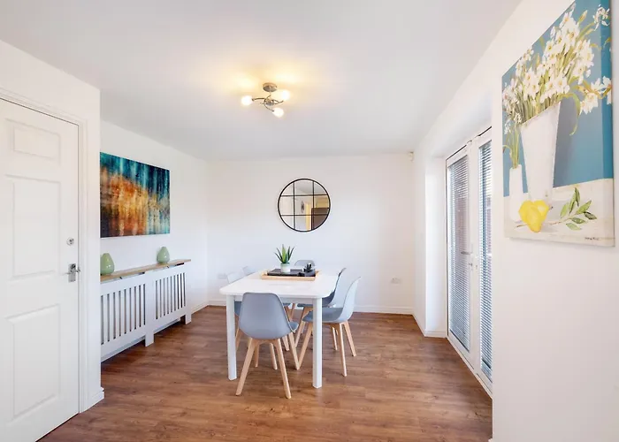 Cherry Banks 5 Bedroom And 3 Bathroom House * Bristol