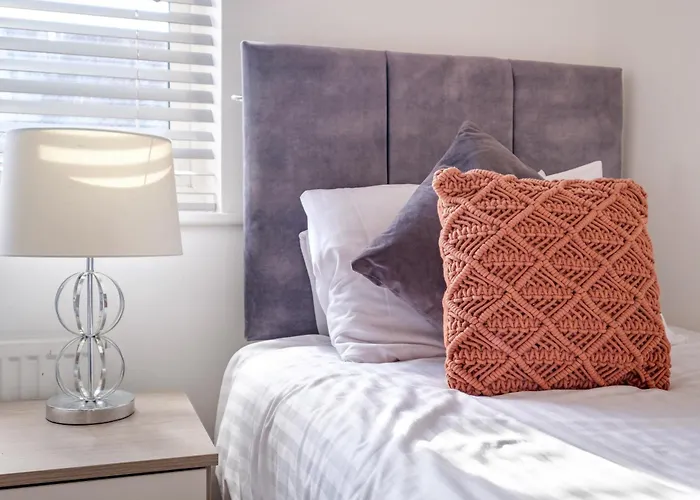 Cherry Banks 5 Bedroom And 3 Bathroom House Bristol