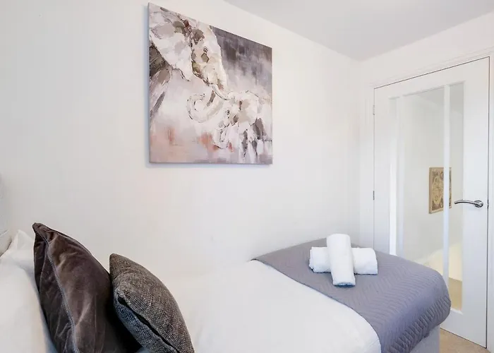 Cherry Banks 5 Bedroom And 3 Bathroom House * Bristol