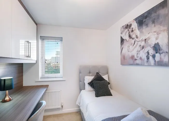 Cherry Banks 5 Bedroom And 3 Bathroom House Bristol