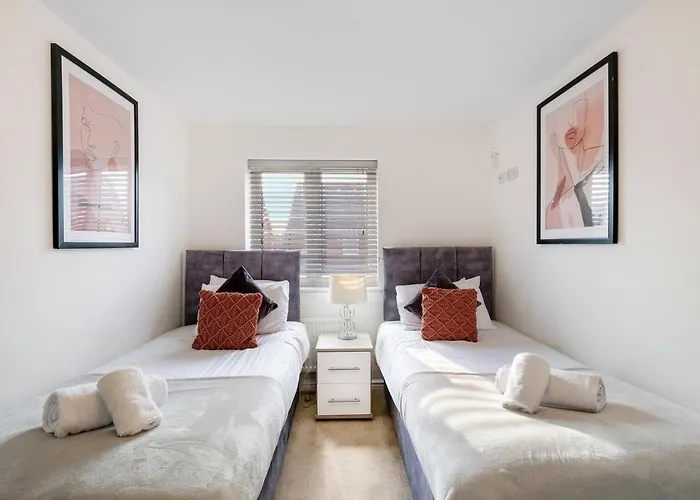 Cherry Banks 5 Bedroom And 3 Bathroom House * Bristol