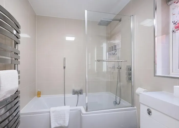 Cherry Banks 5 Bedroom And 3 Bathroom House * Bristol