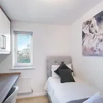 Cherry Banks 5 Bedroom And 3 Bathroom House 度假居 *