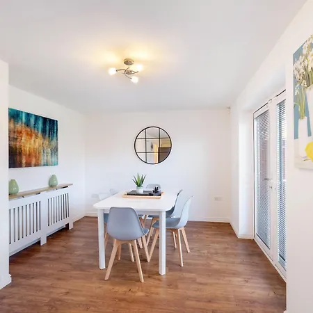 Cherry Banks 5 Bedroom And 3 Bathroom House * Bristol