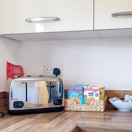 Nyaraló Cherry Banks 5 Bedroom And 3 Bathroom House Bristol