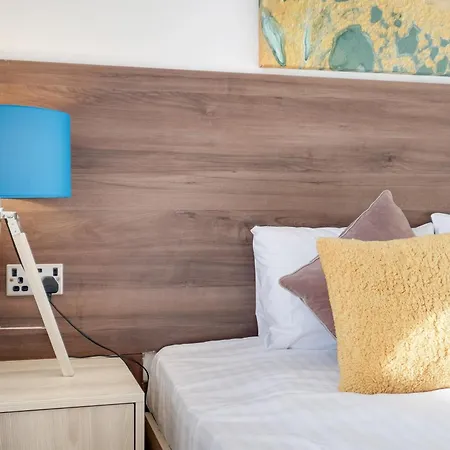 Cherry Banks 5 Bedroom And 3 Bathroom House * Bristol