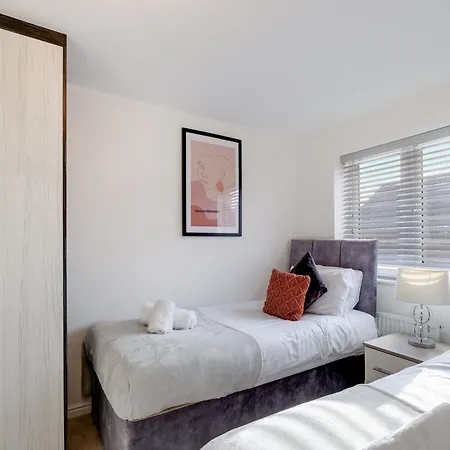 Cherry Banks 5 Bedroom And 3 Bathroom House * Bristol