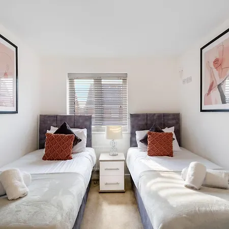 Cherry Banks 5 Bedroom And 3 Bathroom House * Bristol