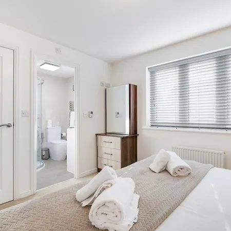 Cherry Banks 5 Bedroom And 3 Bathroom House * Bristol