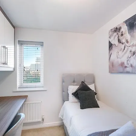 Cherry Banks 5 Bedroom And 3 Bathroom House Bristol