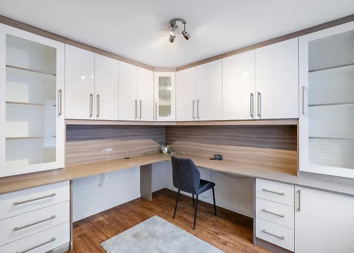 Cherry Banks 5 Bedroom And 3 Bathroom House * Bristol