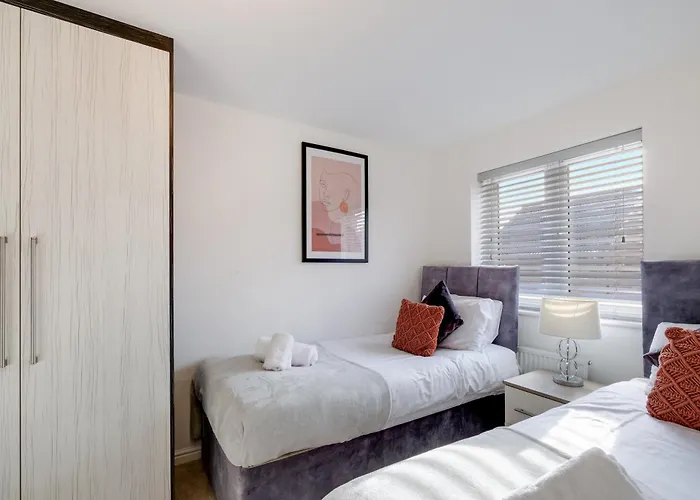 Cherry Banks 5 Bedroom And 3 Bathroom House * Bristol