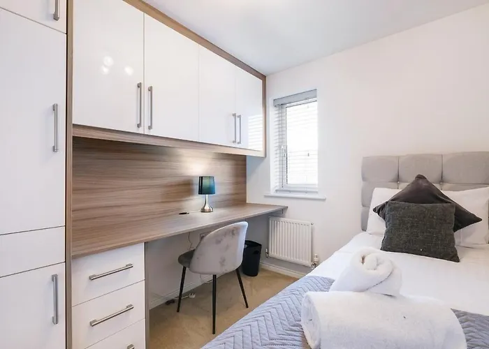 Cherry Banks 5 Bedroom And 3 Bathroom House * Bristol