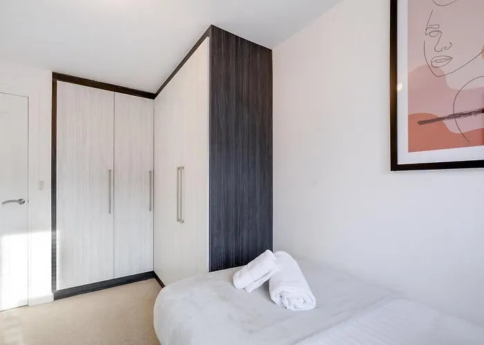 Cherry Banks 5 Bedroom And 3 Bathroom House Bristol