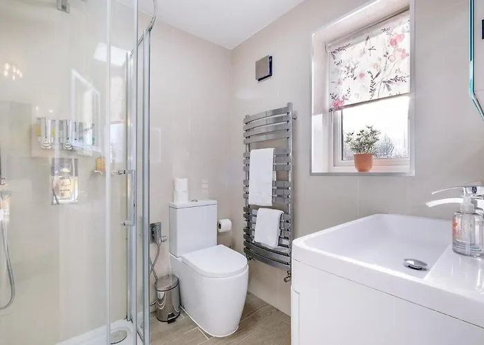 Cherry Banks 5 Bedroom And 3 Bathroom House Bristol